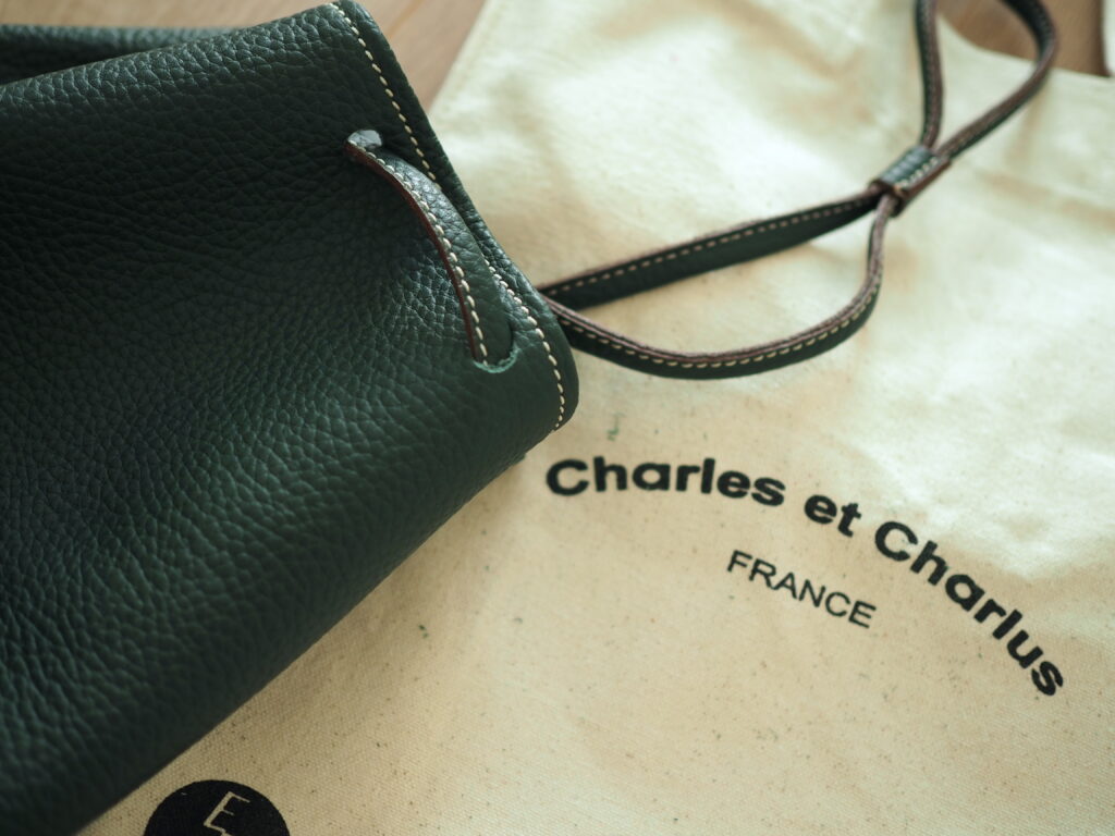 Charles et Charlus（シャルル・エ・シャルリュス）の巾着バッグ